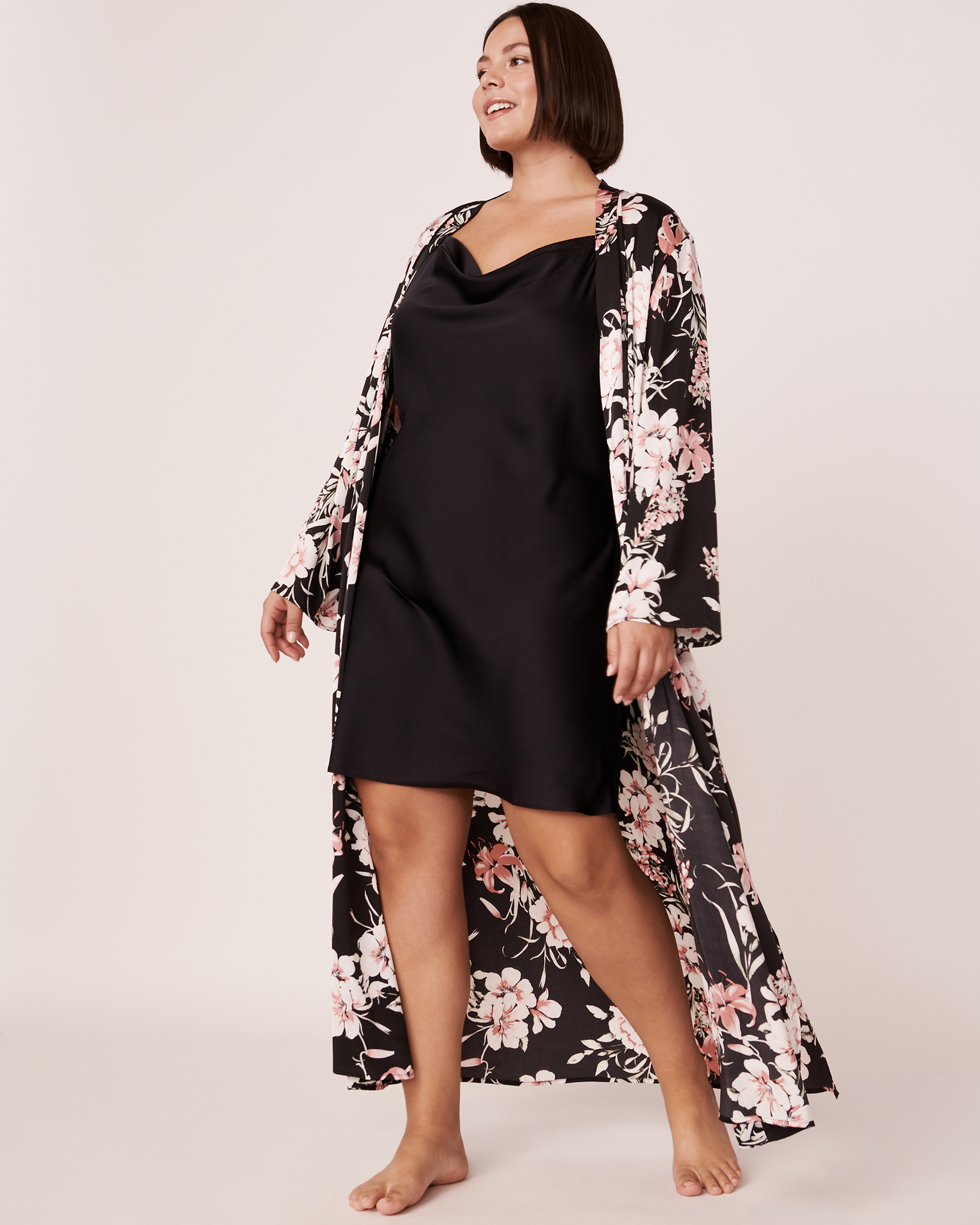 LA VIE EN ROSE Kimono en satin longueur maxi Floral foncé 60600015 - Voir6