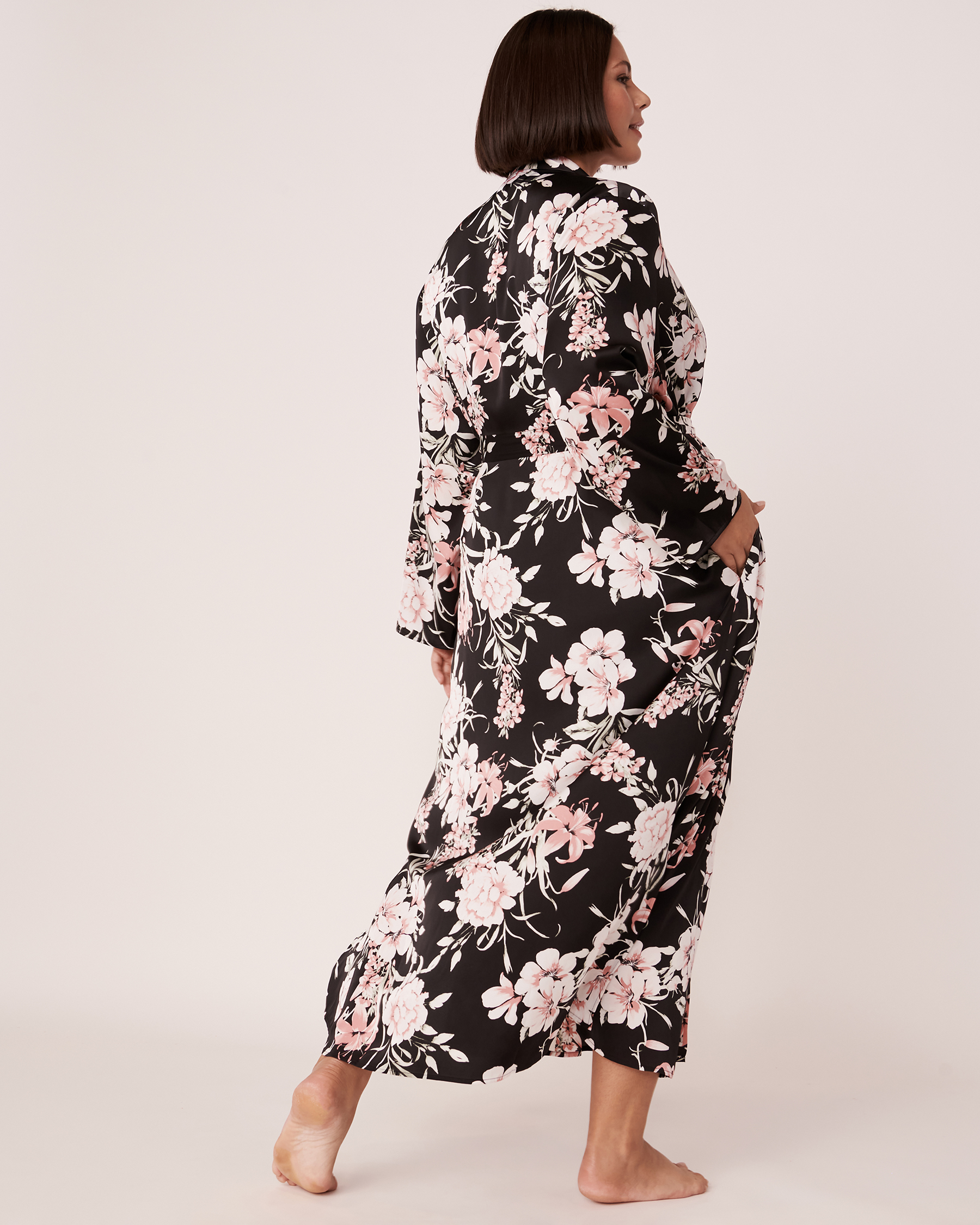 LA VIE EN ROSE Kimono en satin longueur maxi Floral foncé 60600015 - Voir7