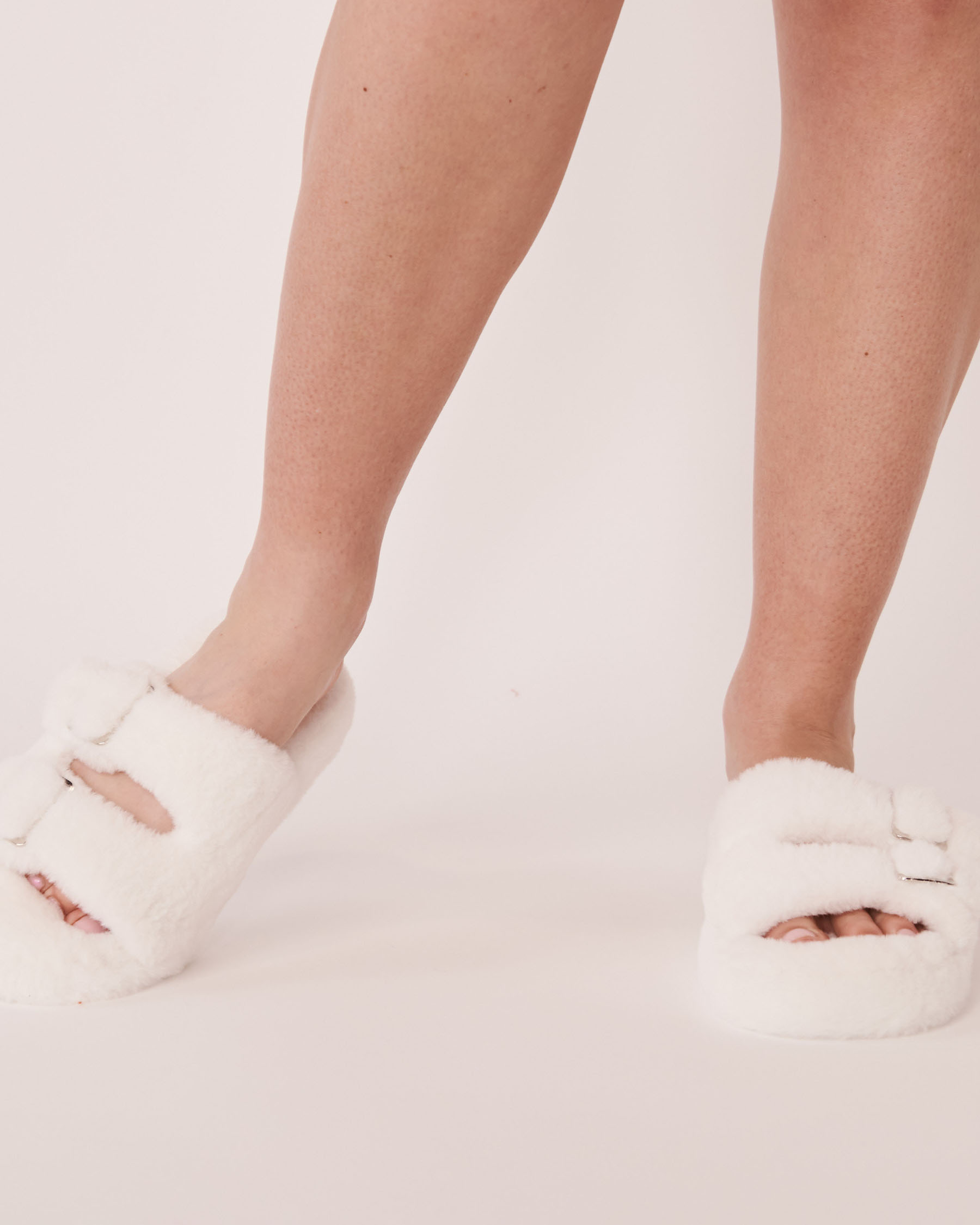 LA VIE EN ROSE Plush Slide Slippers with Buckles Snow white 40700160 - View1