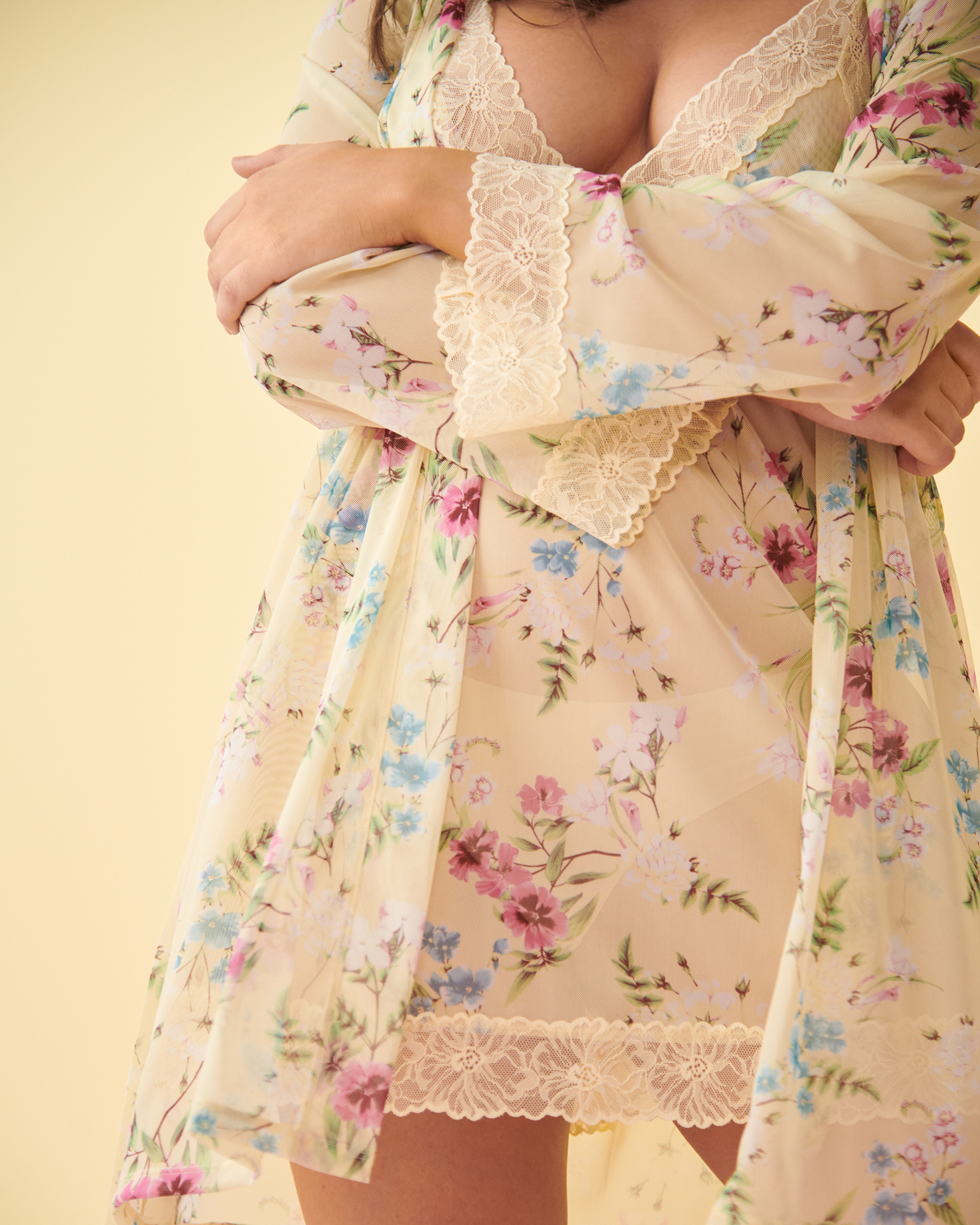 LA VIE EN ROSE Kimono fleuri en dentelle et résille Floral printanier 60600024 - Voir3