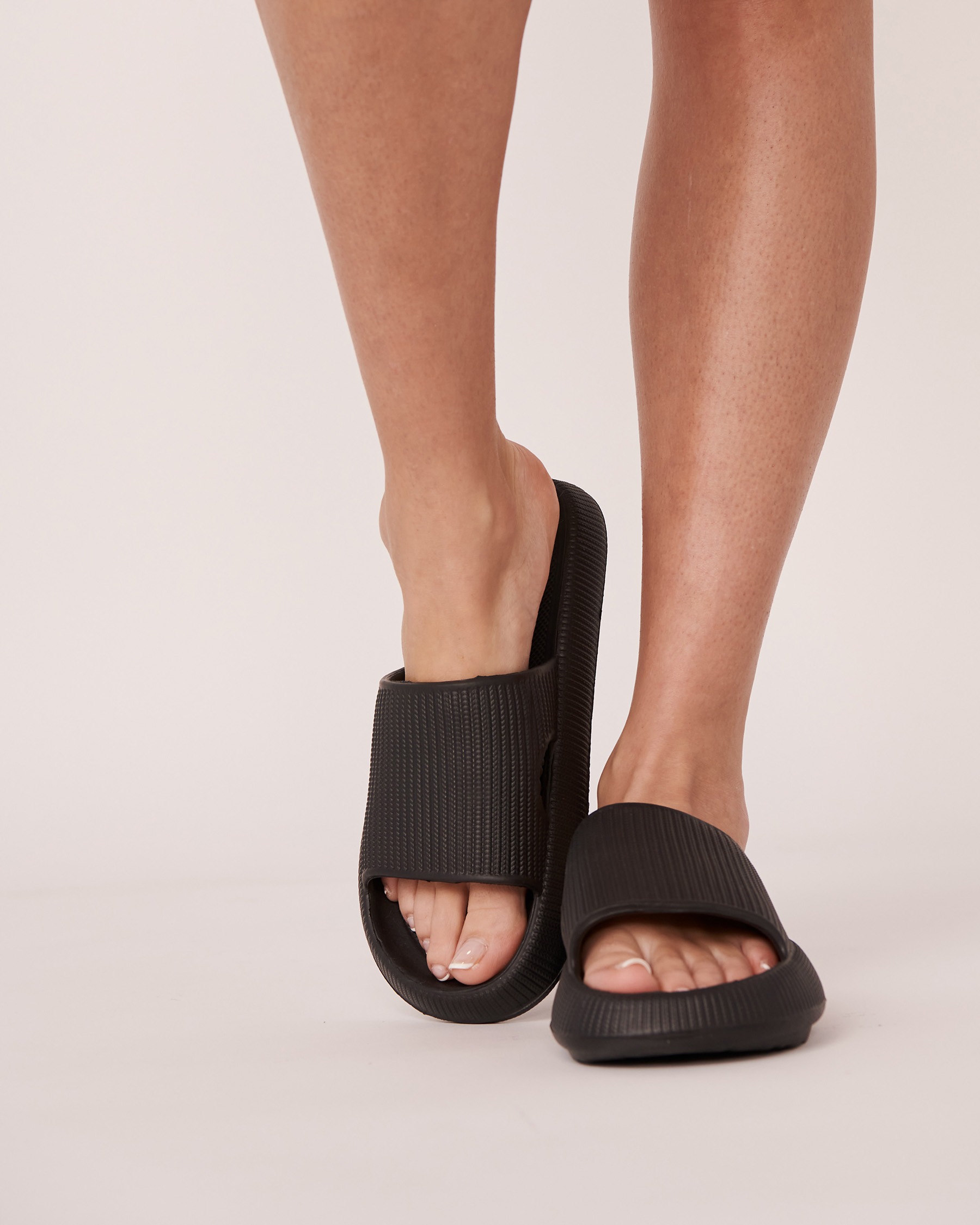 LA VIE EN ROSE Slip-on Sandal Style Slippers Black 40700174 - View1