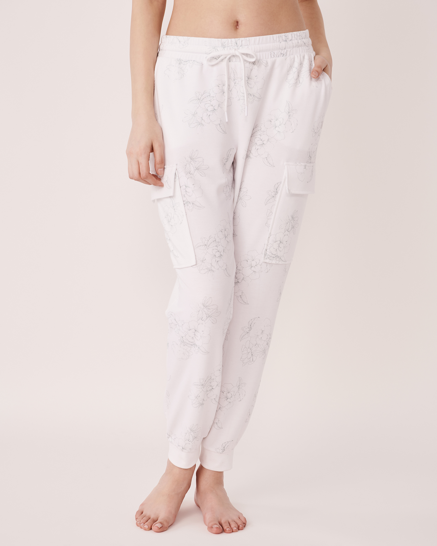 LA VIE EN ROSE Jogger Style Pants Brilliant white floral 50200035 - View1