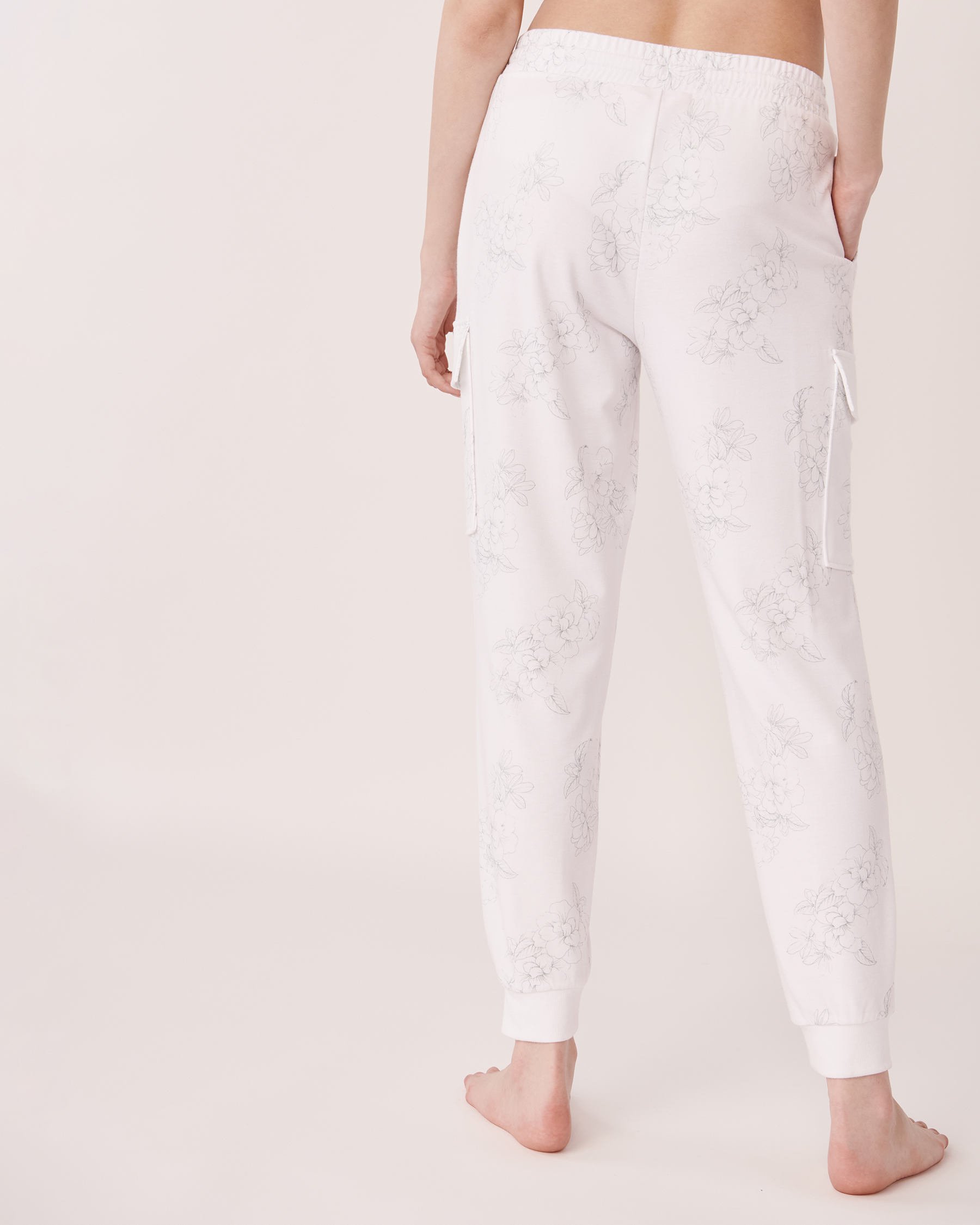 LA VIE EN ROSE Jogger Style Pants Brilliant white floral 50200035 - View2