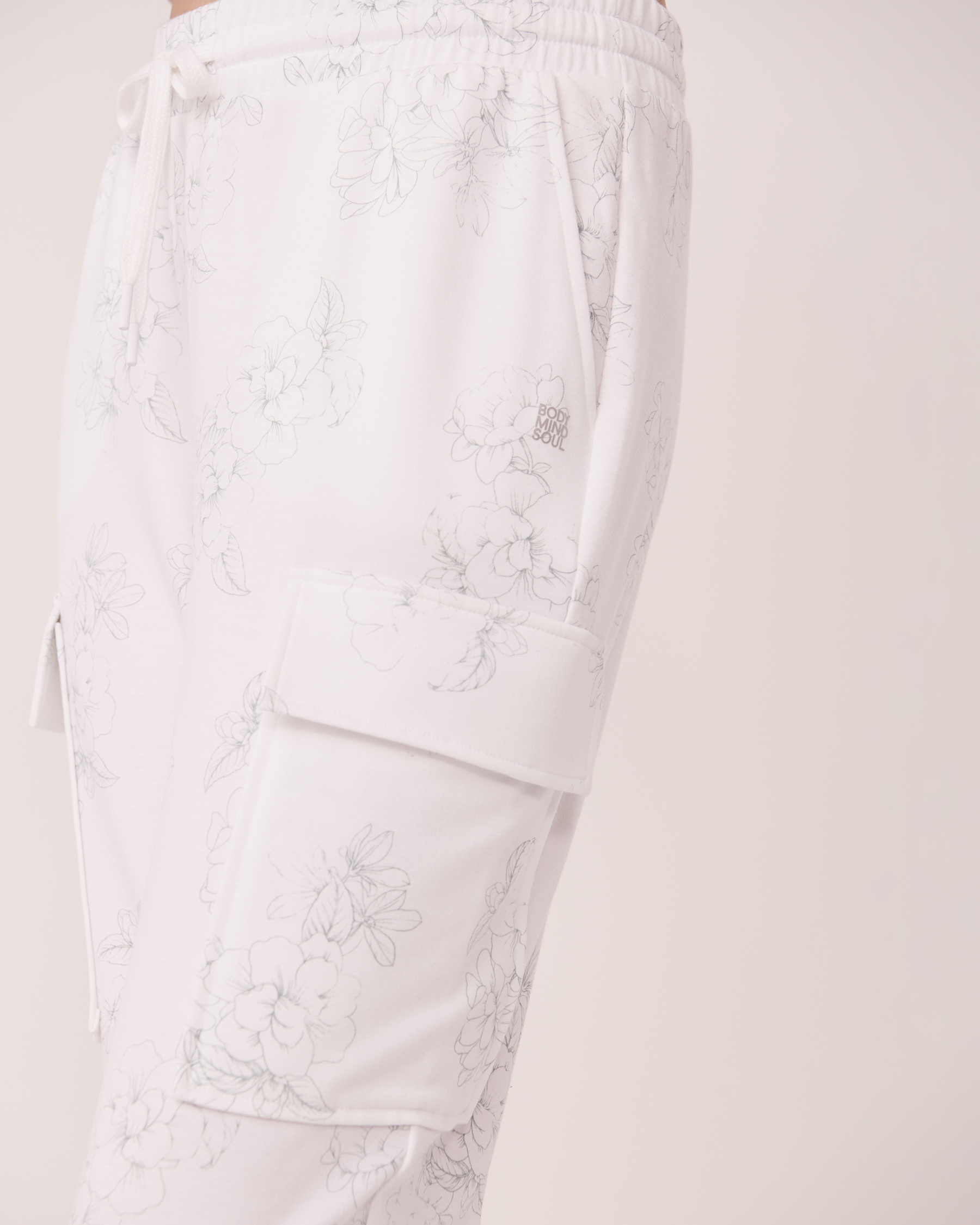 LA VIE EN ROSE Jogger Style Pants Brilliant white floral 50200035 - View3
