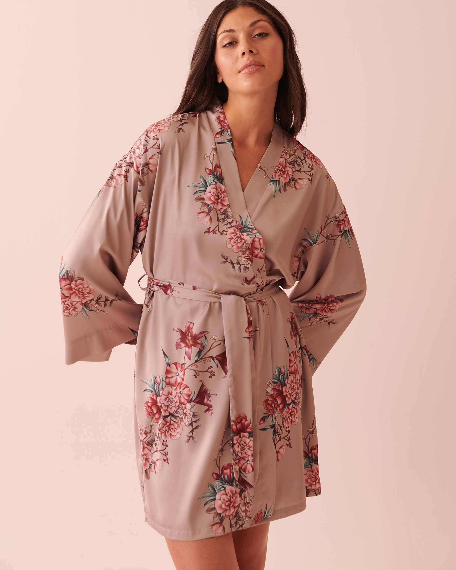 LA VIE EN ROSE Kimono en satin longueur maxi Fleurs d'automne 60600058 - Voir1