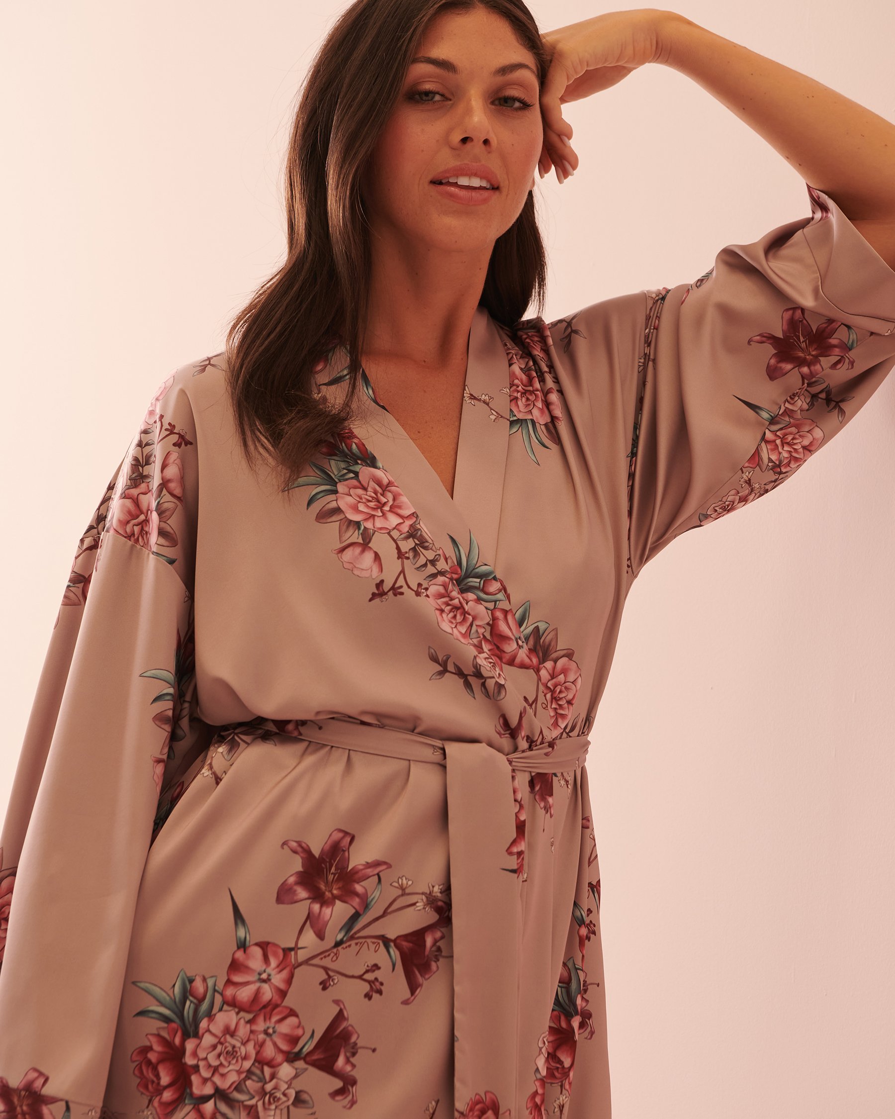 LA VIE EN ROSE Kimono en satin longueur maxi Fleurs d'automne 60600058 - Voir3