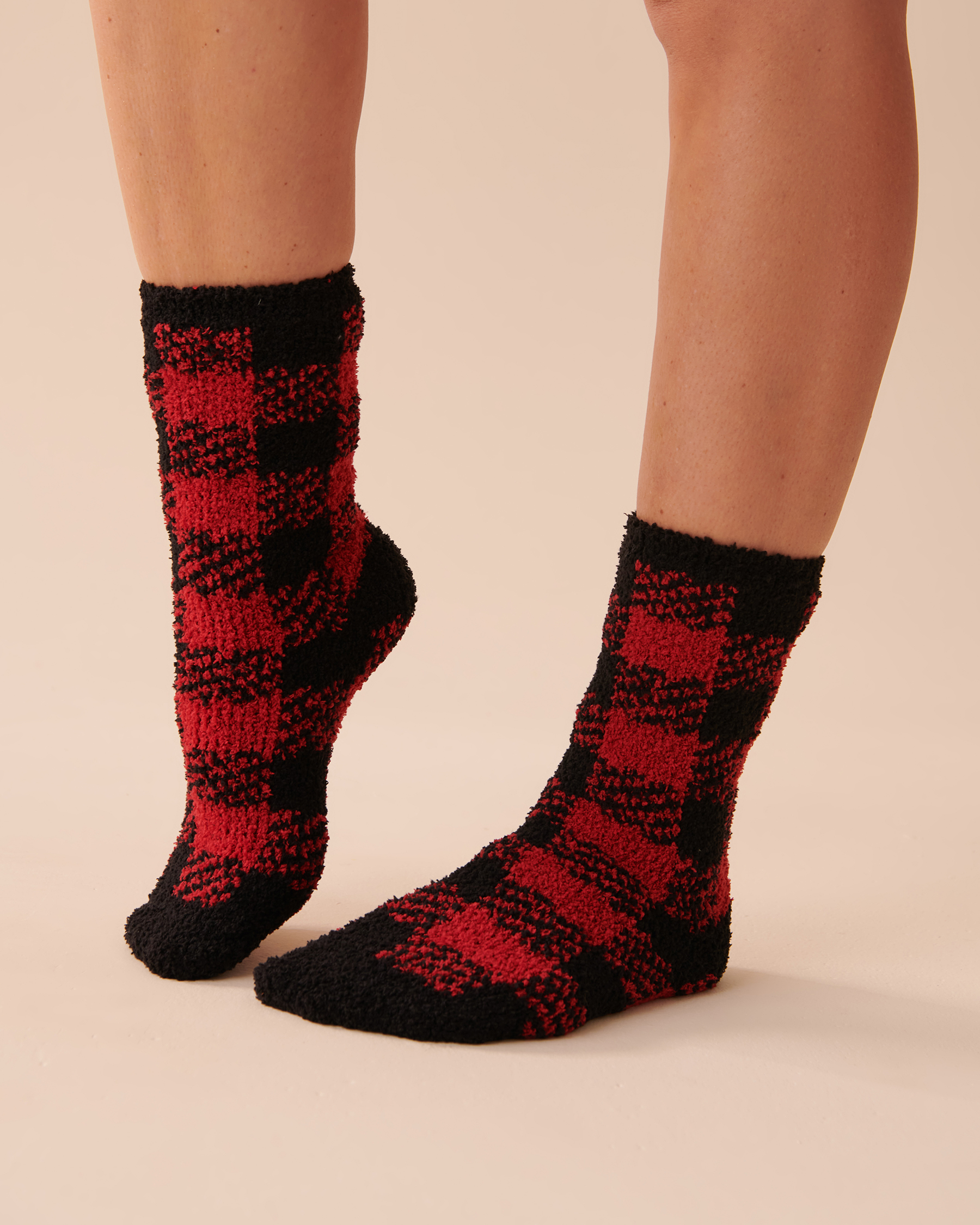 LA VIE EN ROSE 2 Pairs of Recycled Chenille Socks Buffalo Plaid/ Red Pin 40700287 - View1