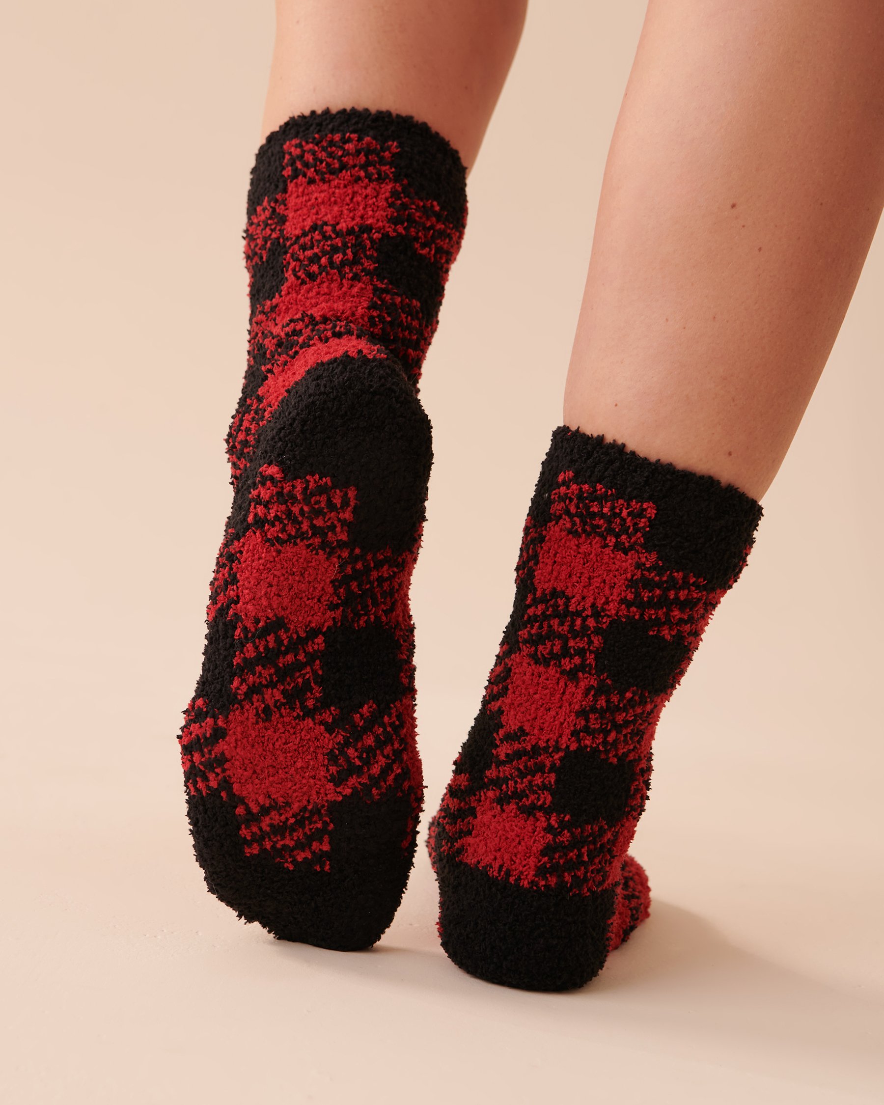 LA VIE EN ROSE 2 Pairs of Recycled Chenille Socks Buffalo Plaid/ Red Pin 40700287 - View4