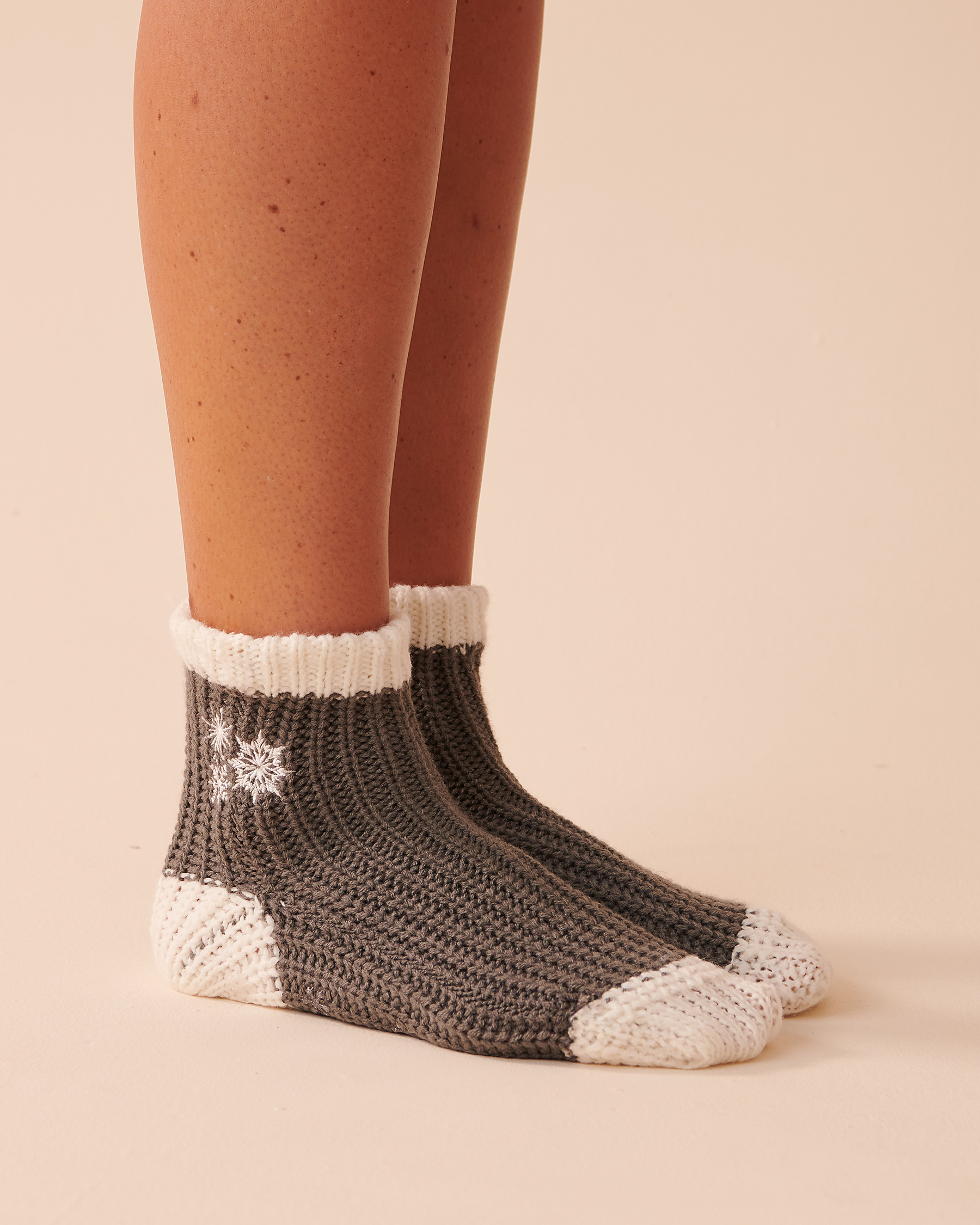 LA VIE EN ROSE Knitted Socks with Winter Embroidery Chimney Smoke 40700295 - View1