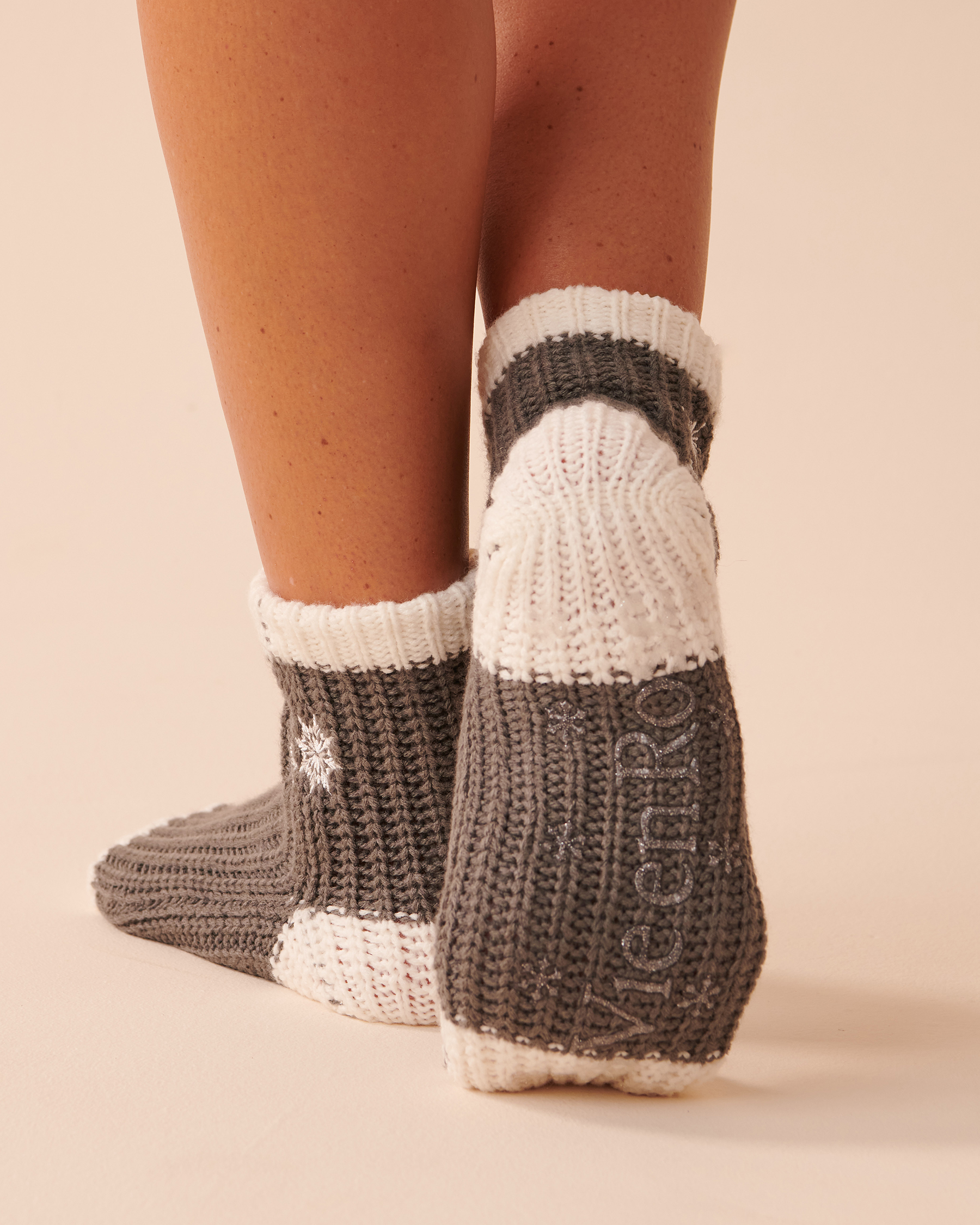 LA VIE EN ROSE Knitted Socks with Winter Embroidery Chimney Smoke 40700295 - View2
