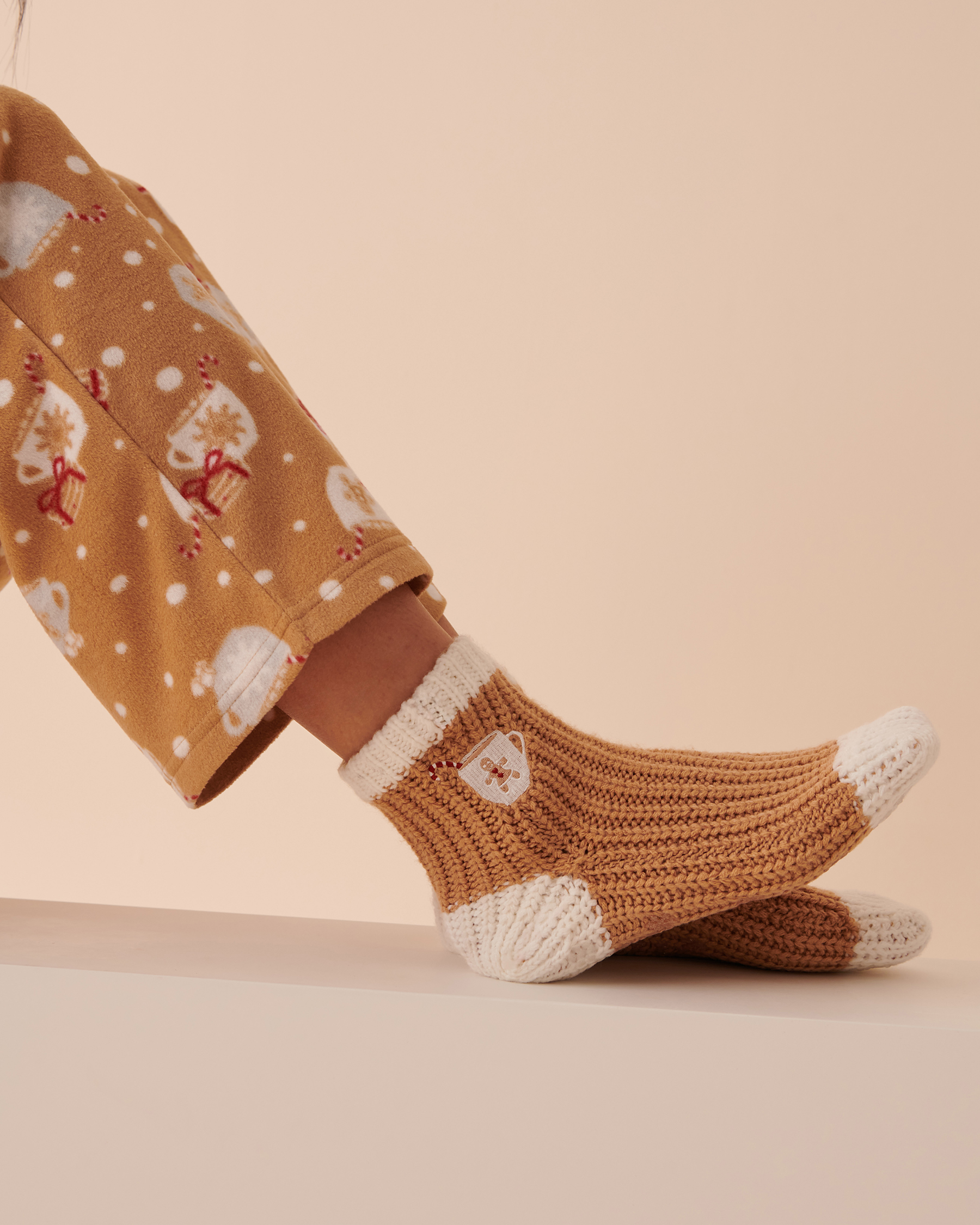 LA VIE EN ROSE Knitted Socks with Winter Embroidery Salted Caramel 40700295 - View1