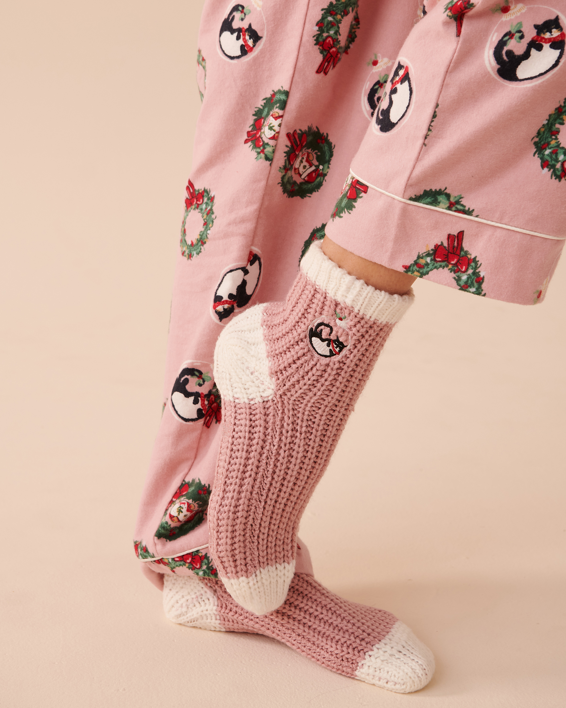 LA VIE EN ROSE Bas en tricot avec broderie hivernale Joues rosées 40700295 - Voir1