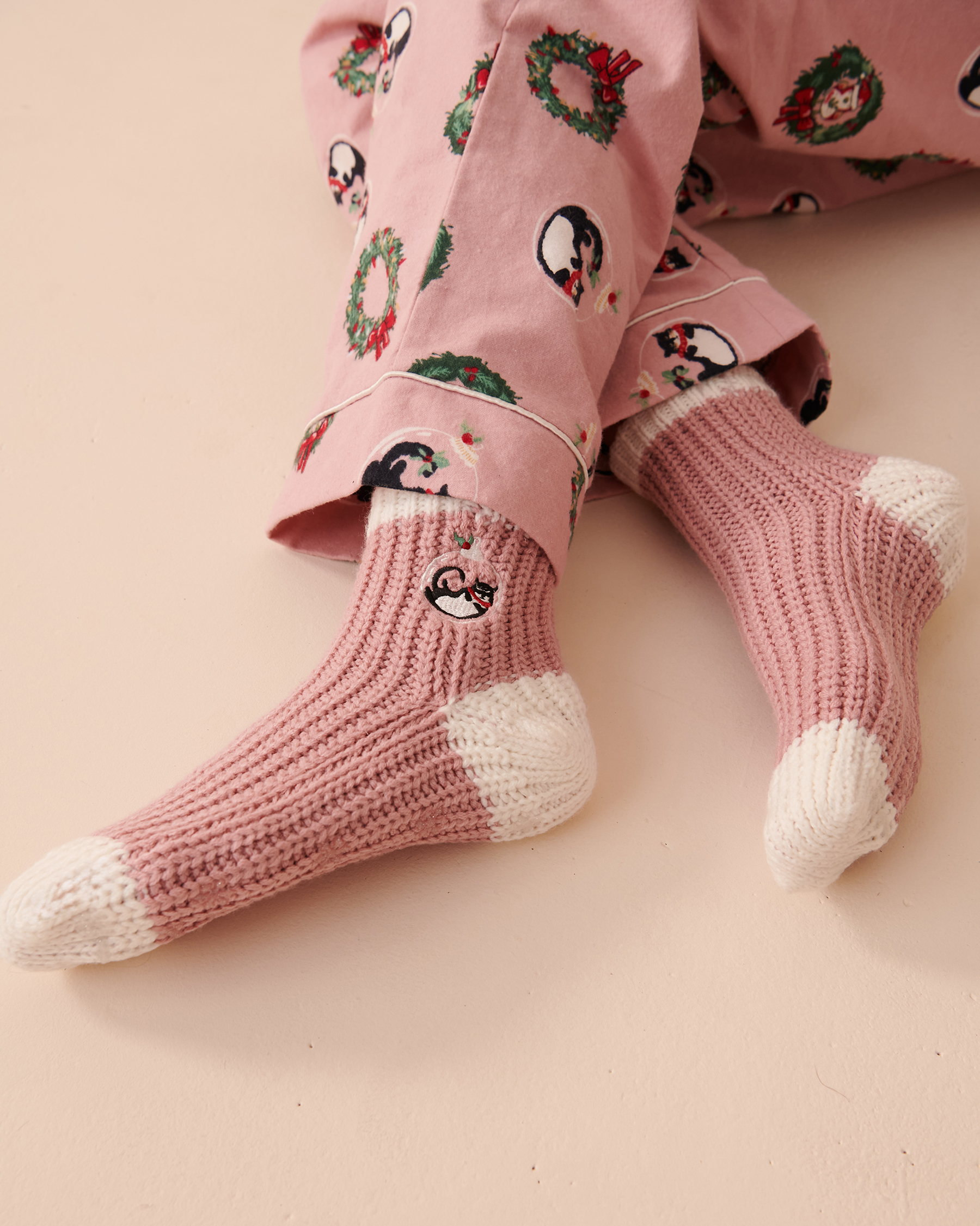 LA VIE EN ROSE Knitted Socks with Winter Embroidery Rosy Cheeks 40700295 - View2