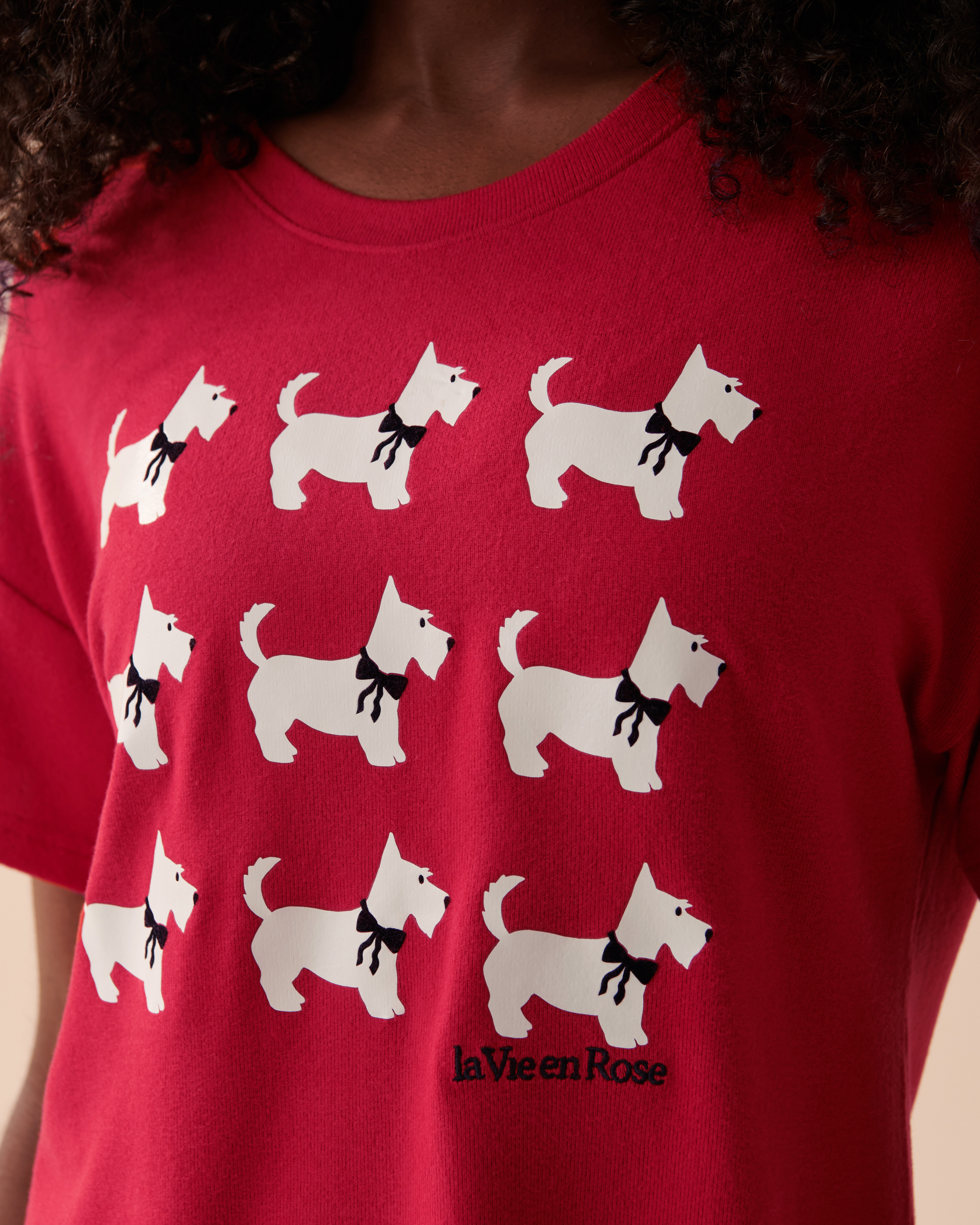 LA VIE EN ROSE T-shirt col rond à motif chien scottie en fibres recyclées Rouge festif 40100495 - Voir3