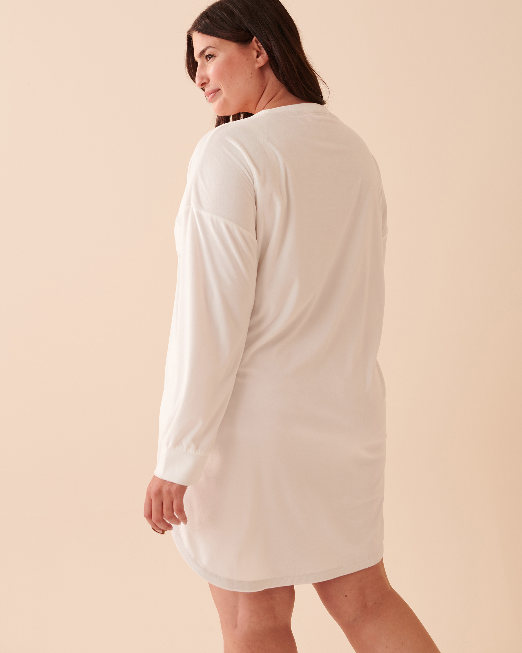 LA VIE EN ROSE Luxury Velour Long Sleeve Sleepshirt Snow White 40500304 - View2