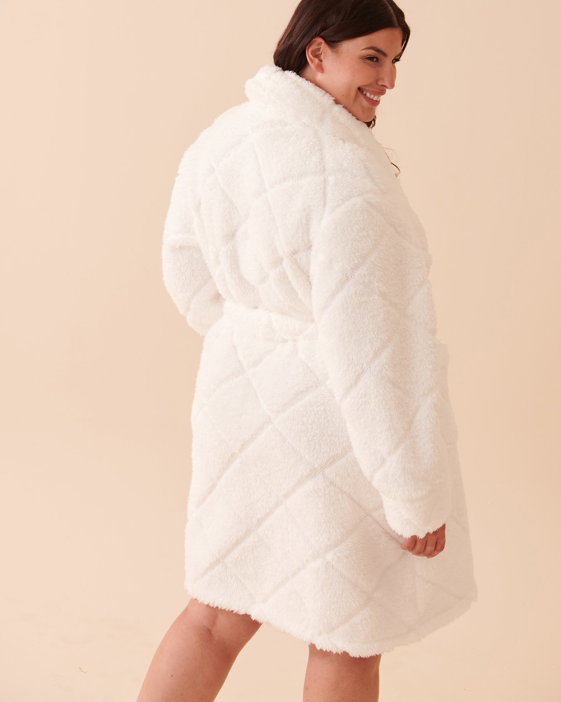 LA VIE EN ROSE Soft Plush Quilted Effect Robe Snow White 40600156 - View1