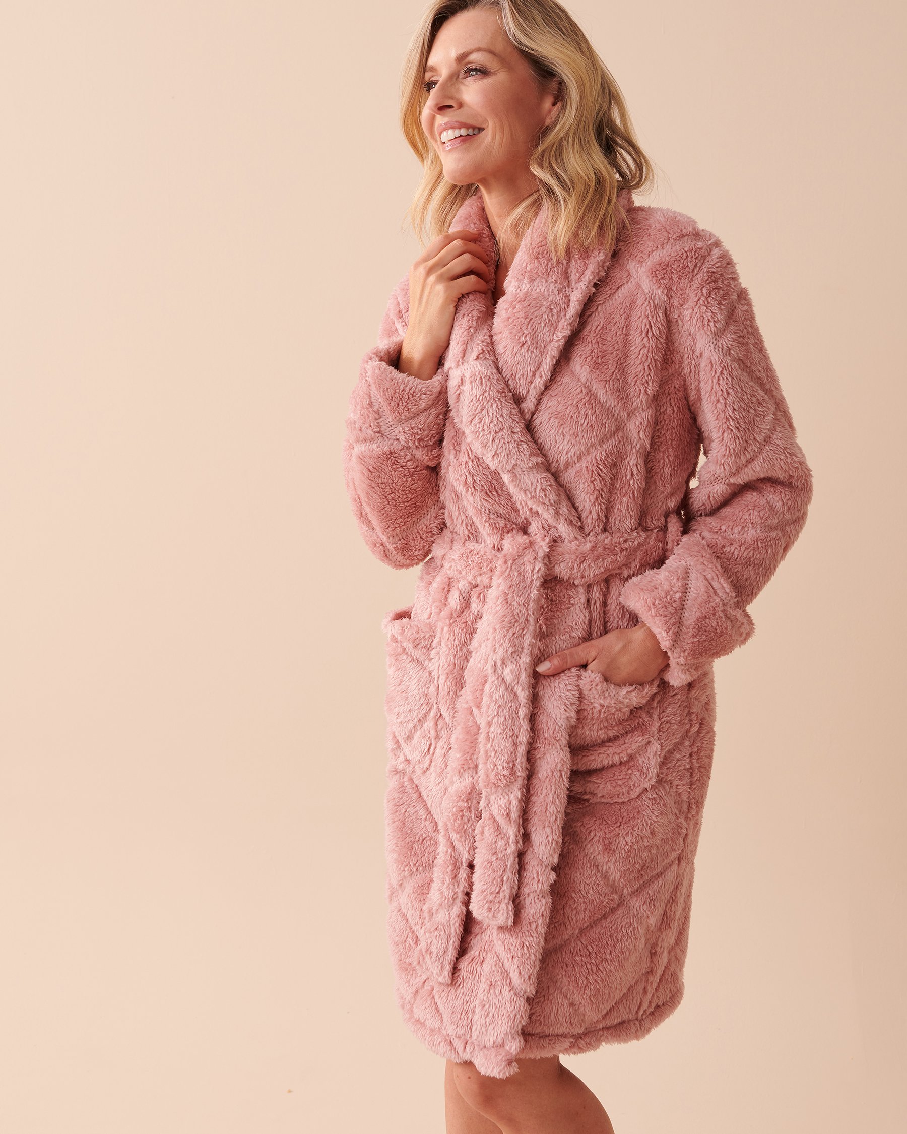 LA VIE EN ROSE Soft Plush Quilted Effect Robe Rosy Cheeks 40600156 - View1