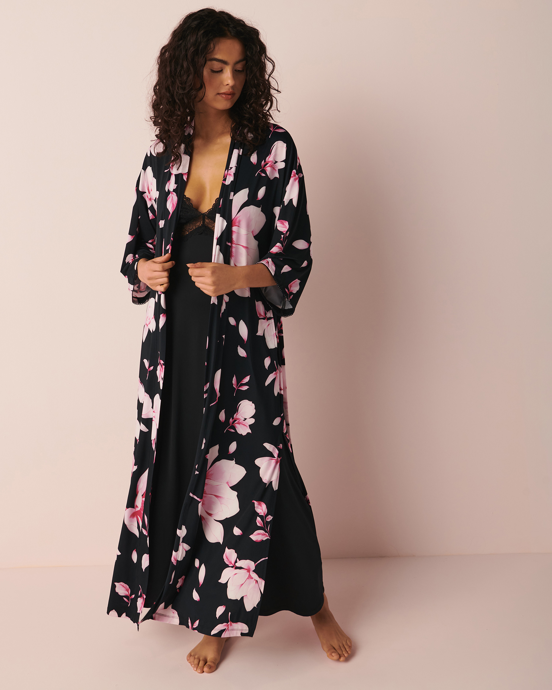 LA VIE EN ROSE Long kimono fleuri en fibres recyclées Magnolias romantiques 60600041 - Voir1