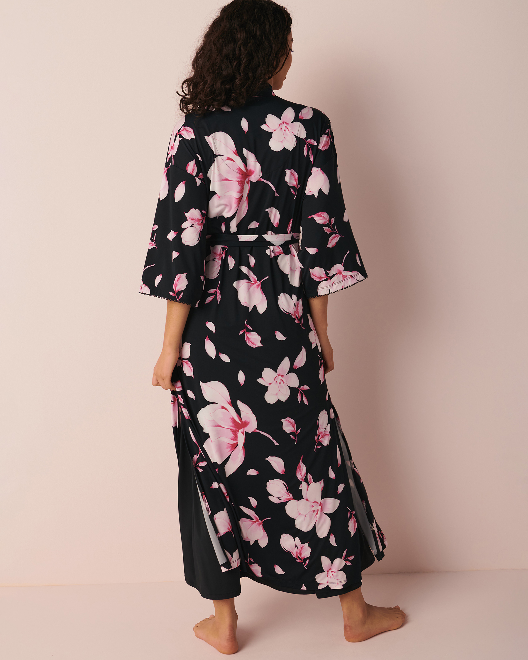 LA VIE EN ROSE Long kimono fleuri en fibres recyclées Magnolias romantiques 60600041 - Voir3