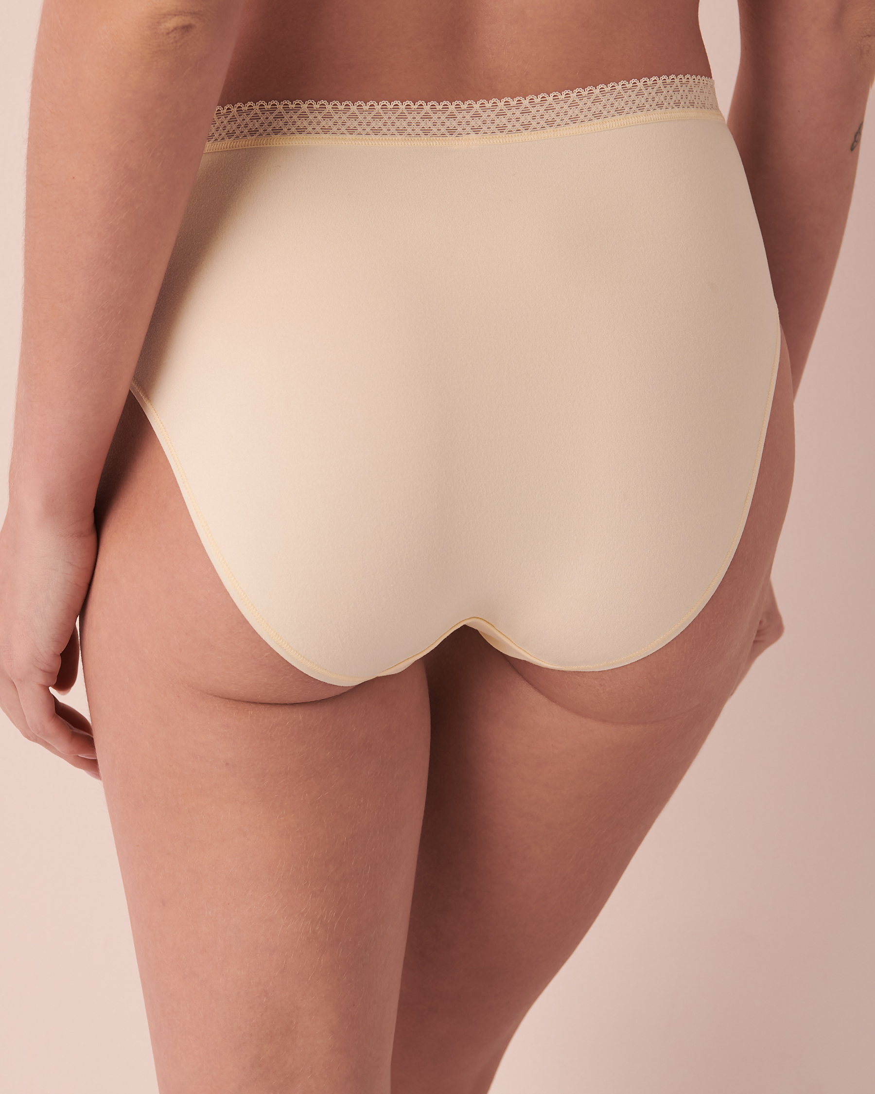 LA VIE EN ROSE Culotte bikini taille haute ultra douce détails de dentelle Jaune pâle 20100288 - Voir2