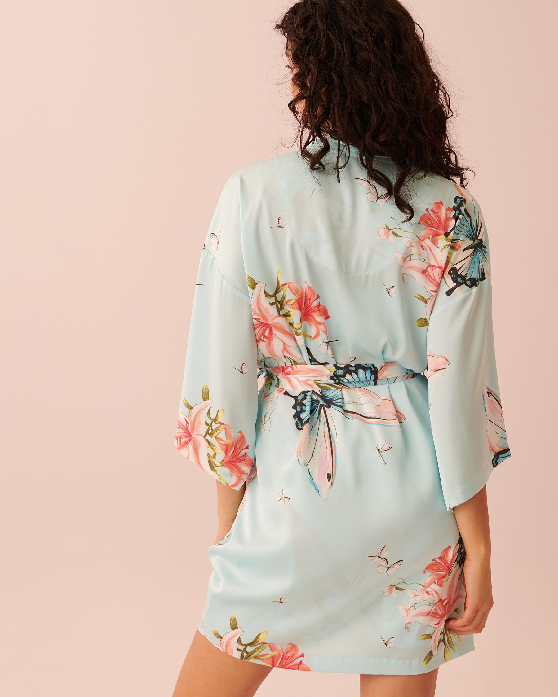 La Vie en Rose Satin Kimono. 5