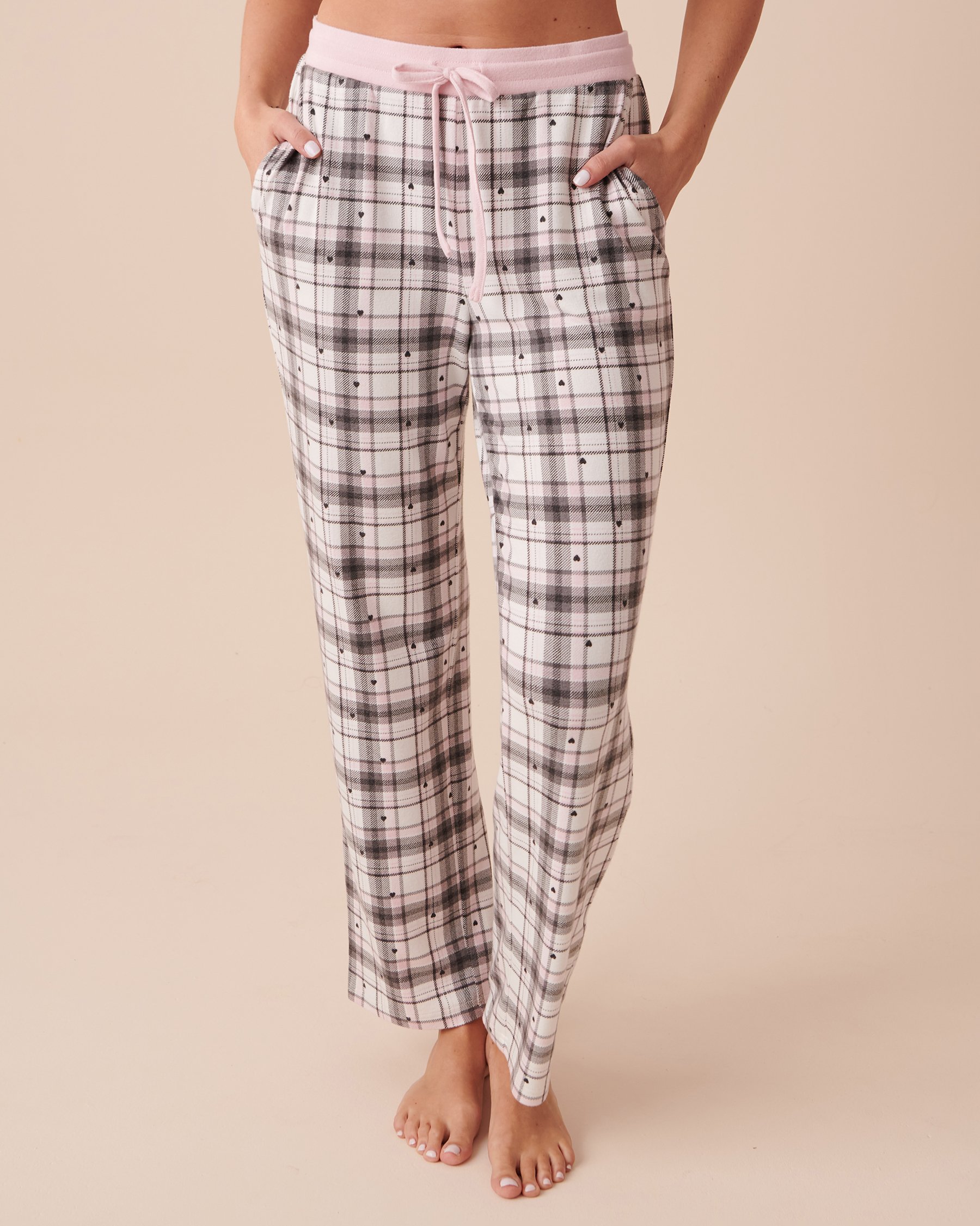 LA VIE EN ROSE Pantalon de pyjama à carreaux en fibres recyclées Carreaux roses et cœurs noirs 40200518 - Voir1