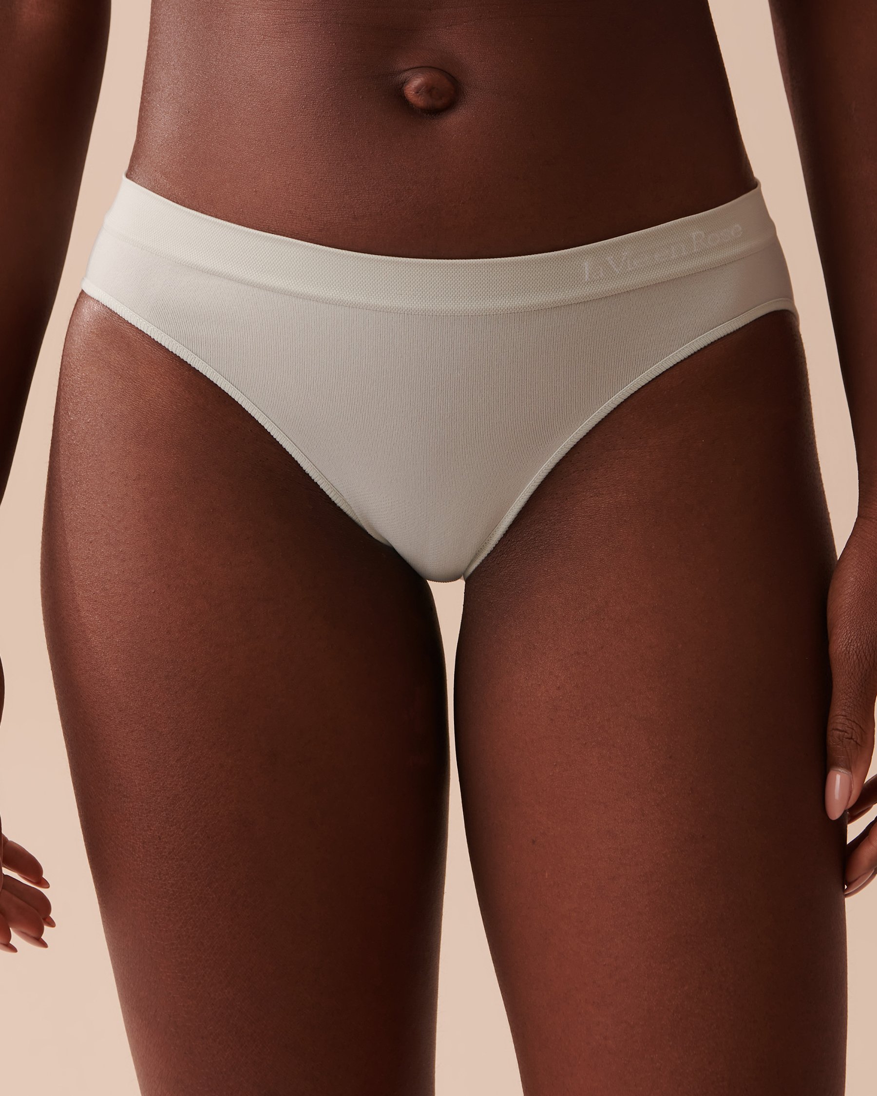 LA VIE EN ROSE Seamless Fabric Bikini Panty Frozen Mint 20200433 - View1
