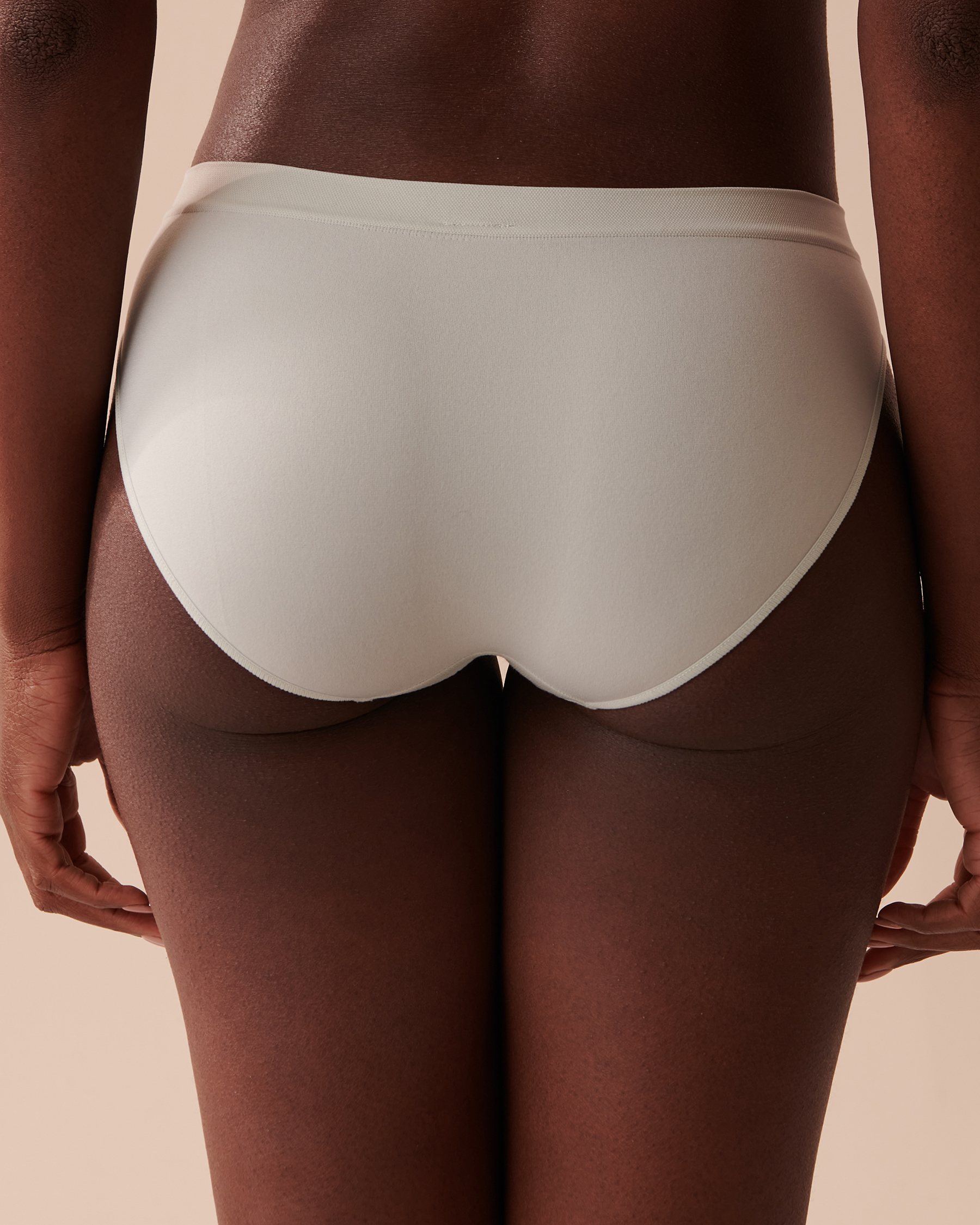 LA VIE EN ROSE Seamless Fabric Bikini Panty Frozen Mint 20200433 - View2