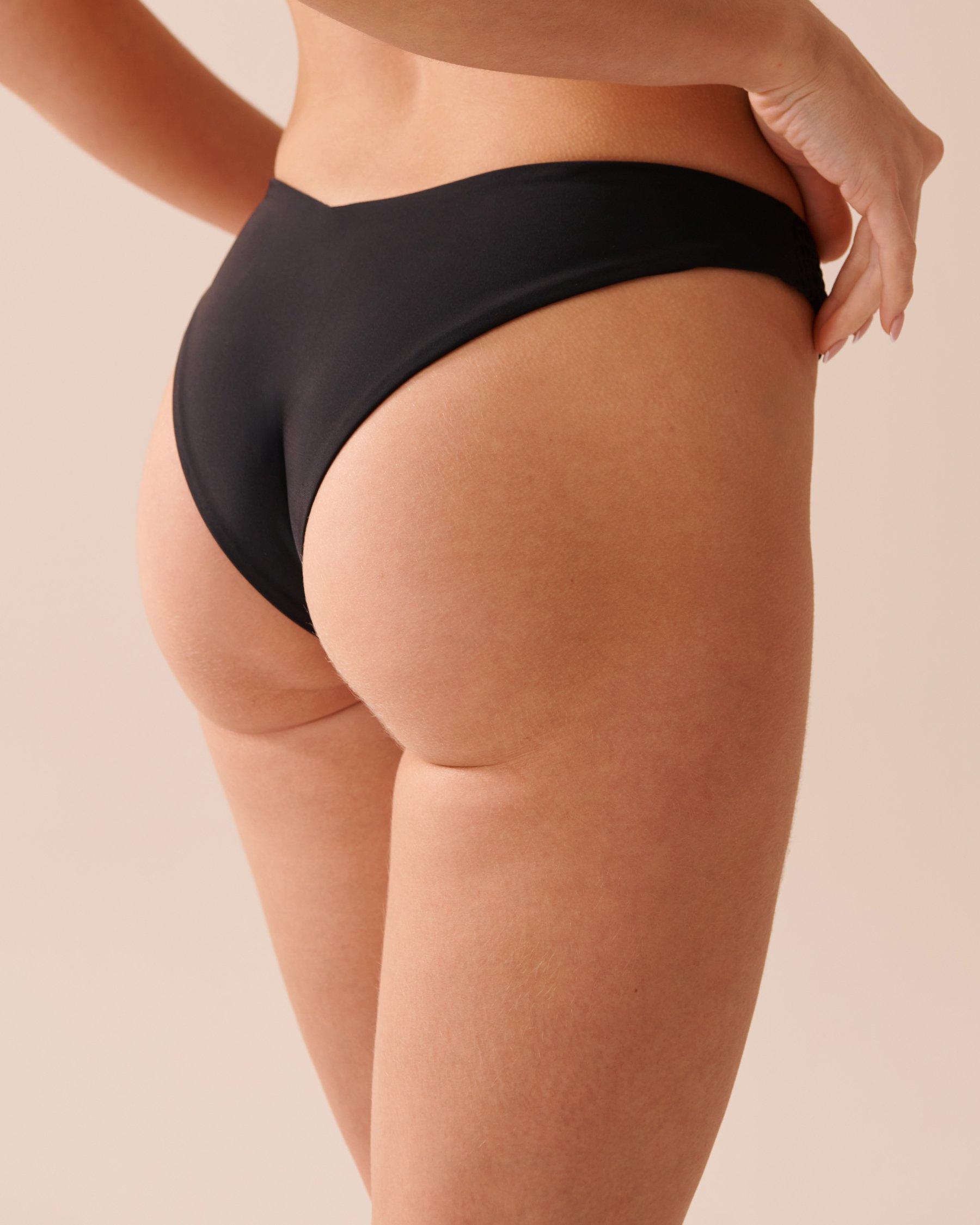 LA VIE EN ROSE AQUA SMOCKED TEXTURED Thong Bikini Bottom Black 70300524 - View2