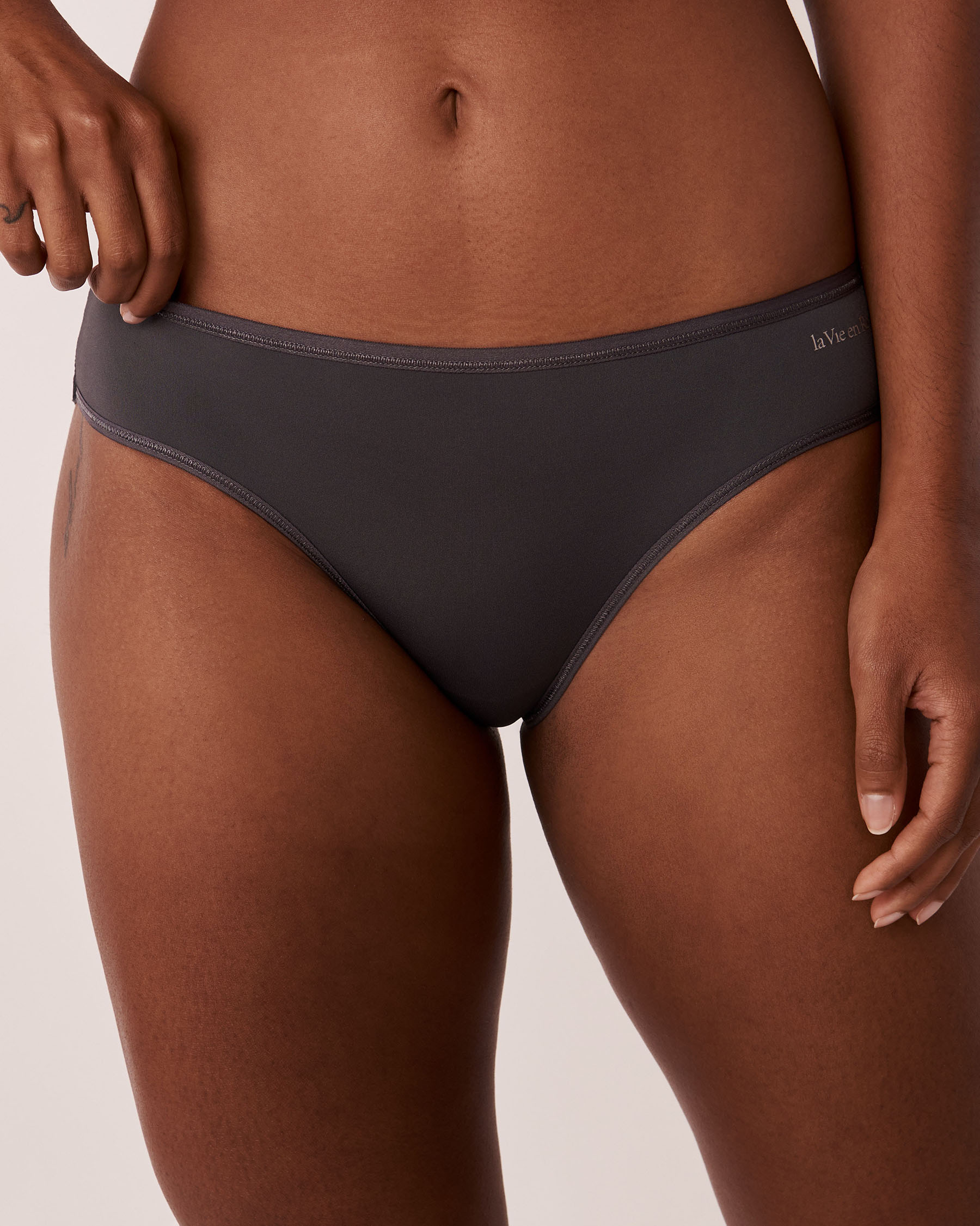 LA VIE EN ROSE Microfiber Sleek Back Bikini Panty Magnet 169-122-0-00 - View1